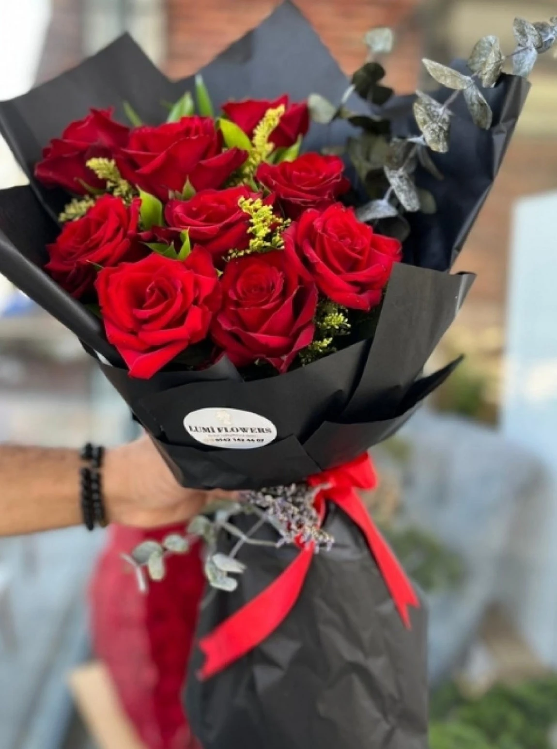 Siyah Ambalajda Kırmızı Gül Buketi