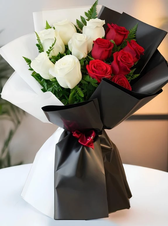 12 Adet Kırmızı Beyaz Gül Buketi