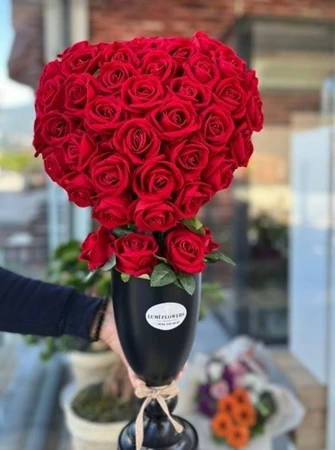 Kalp Formunda 50 Kırmızı Gül