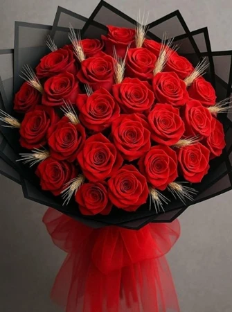 Siyah Ambalajda 29 Kırmızı Gül Buketi